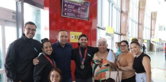 MINISTER ENDY CROES TA FELICITA JOSHUA FRIAS Y CORINA BOEKHOUDT CU A LOGRA MEDAYA DI ORO Y BRONS DEN E COMPETENCIA DI POWERLIFTING NA PANAMA.