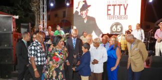 Minister di Cultura Xiomara Maduro a entrega reconocimento na famia pa Etty Toppenberg
