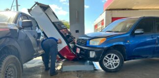 Chauffeur di Toyota Rav a bandona sitio despues di a dal un pomp na Citgo Boulevard