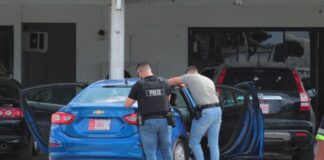 Entrada hudicial na Tanki Leendert y Paradera; Dos homber deteni pa bendemento di droga