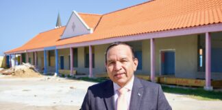 MINISTER ENDY CROES A BISHITA ST. ALOYSIUS SCHOOL PA MIRA TRABOUNAN RELACIONA CU RENOBACION DI E SCOL.