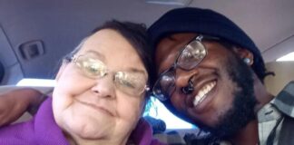 Homber di 27 aña ta compromete cu muher di 74