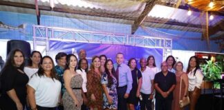 MINISTER ENDY CROES TA FELICITA E DOCENTENAN CU A CUMPLI 20 AÑA DEN ENSEÑANSA.