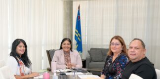 Minister Maduro di Cultura a haya un bista di e trabou nan haci pa e Comision Educacion y Cultura Aruba pa integra educacion cultural na scol y den comunidad