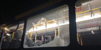 Projectil dirigi a kibra full un bentana di un bus di Arubus pasando den Rooi Santo (Noord)