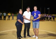 Presidente di Softball Zuleyka Willems; Aruba Softbal Bond ta on back