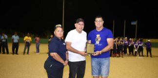 Presidente di Softball Zuleyka Willems; Aruba Softbal Bond ta on back