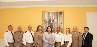 Minister Maduro ta felicita un grupo di Aduanero cu ta cumpli 30 aña den servicio di Gobierno