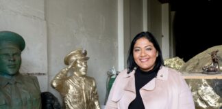 Minister di Cultura di bishita na e atalier di e artista Arubiano Gilbert Senchi na Colombia: E busto di e Polis Tino Ruiz ta un obra di arte publico cu ta representa e forsa y alabes e fragilidad di homber y muhenan cu ta sirbi nos Pais