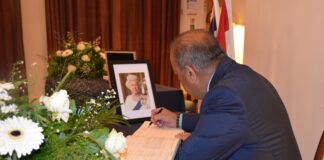 Minister Thijsen a firma registro di condolencia na embahada Britanico