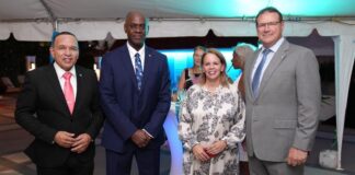 MINISTER ENDY CROES A ATENDE RECEPCION DI DESPEDIDA PA GOBERNADOR HOLIDAY DI SINT MAARTEN OFRECI PA GOBERNADOR DI ARUBA, SR. ALFONSO BOEKHOUDT.