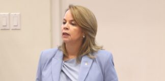 Premier Evelyn Wever-Croes contestando Parlamentario Mervin Wyatt-Ras: GABINETE WEVER-CROES TA PONE ATENCION NA STUDIANTENAN CU A BAY STUDIA NA HULANDA