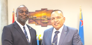 MINISTER ENDY CROES TA FELICITA DRS. SAMUEL DUMFRIES CU A CUMPLI 30 AÑA DEN SERVICIO DI GOBIERNO.