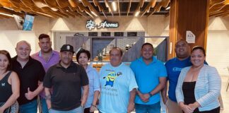 Solo di Pueblo a topa cu su colaboradornan y amigonan ayera riba dia di Prensa