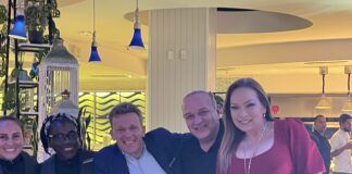 Miembronan di prensa a pasa un anochi encantador den compania di famia di Marriott