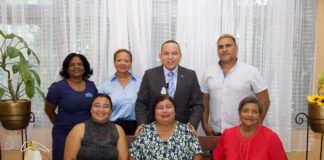 MINISTER ENDY CROES TA GRADICI SRA. ALICIA LEEST PA DEDICA MAS DI 40 AÑA DEN ENSEÑANSA