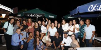 MINISTER ENDY CROES TA FELICITA E DOCENTENAN CU A CUMPLI 20 AÑA DEN ENSEÑANSA.