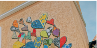 Artista Omaira Silva ta traha un obra special na biblioteca