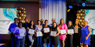 E FAMIA DI DIVI UNA BES MAS TA RECONOCE NAN EMPLEADONAN CU A CUMPLI ANIVERSARIO