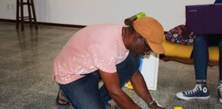 Reginald de Palm ta participa na exposicion di grupo