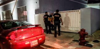 Di tres persona haya sin bida dialuna anochi