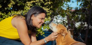 Parlamentario Setty Christiaans-Yarzagaray kier a felicita Animal Welfare Alliance Aruba cu a ricibi e donacion di US 40 mil door di ta un di e 10 nominadonan durante e actividad organisa pa Wind Creek Aruba, Long Table