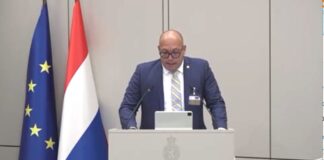 Discurso y punto di bista di Presidente di Parlamento Sr. Edgard Vrolijk hiba durante IPKO