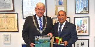 Minister Thijsen a bishita burgemeester di Den Haag