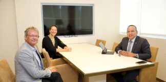 MINISTER ENDY CROES A RICIBI 2 BUKI DI RECTOR DI UNIVERSIDAD DI ARUBA VIOLA HEUTGER Y ERIC NIELS MIJTS.