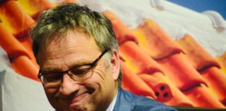 In Nederland stijgen de salarissen en op Aruba moeten wij inkorten met 12.5%; Dank zij de heer Dr. Professor Gradus!