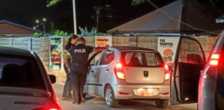 Polis a atende cu chauffeur burachi den drive thru di un fast food restaurant
