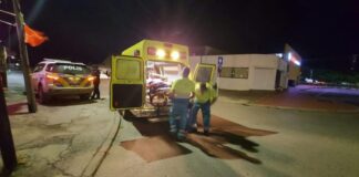 Homber a bira hopi malo den bar na Playa