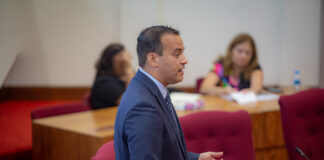 Minister Geoffrey Wever den Parlamento di Aruba pa presenta e modernisacion di maneho di permiso di negoshi