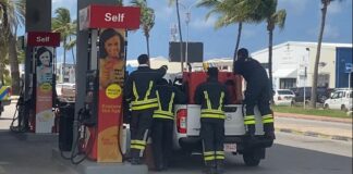 Na Citgo blvd yenando tankinan di gasolin den un baki pickup, misteriosamente candela a sende