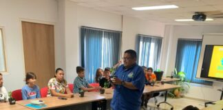 Minister Geoffrey Wever ta entrega certificado na e muchanan y hobennan cu a participa na “Kid$ BIZ Market III”