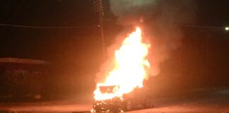 Auto a pega candela na Noord, despues di a dal tras di van