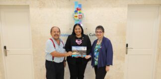 Minister Maduro a ricibi e calender ‘Aruba, a journey down the Caribbean trade winds’ di e fotografo Arthur Puls