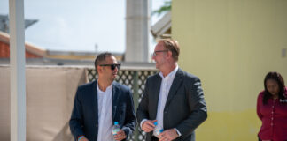 MINISTER ODUBER DI BISHITA NA BRICKELL BAY BEACH CLUB & SPA