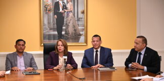 MINISTER ROCCO TJON A FIRMA OFICIALMENTE E MOU HUNTO CU TUR CENTRO DI BARIO PA PROYECTO DI VEILIGE BARIOS