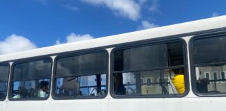 Muchanan baldadi sinta den Aventura Snack a manda piedra destrui bentana di bus di Arubus