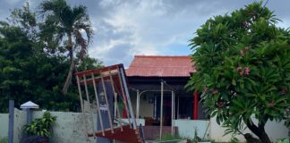 Un auto blanco RHD a dal cura di cas basha abao na Boegoeroei y a core bay