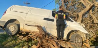 Chauffeur a desvia pa un auto cu a sali su dilanti na e crusada na e bocht di Sabana Liber y a bay dal riba un mata grandi