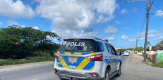 Chauffeur no a regula su velocidad ni a mantene distancia a bay dal net patras di auto di polis