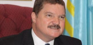 AVP ta kibra internamente; Nan ta pidiendo cabes di Mike