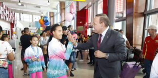 MINISTER ENDY CROES A RICIBI E GIMNASTANAN DI PERLA GYMNASTICS ARUBA.
