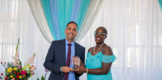 SRA. JOAN VAN HEYNINGEN TA BAHA CU SU PENSIOEN BON MERECI