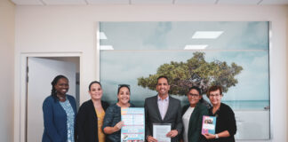 MINISTER ODUBER A RICIBI UN POSTER DI SRA. NOEMI MADURO