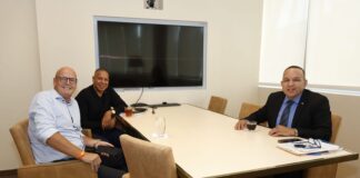 Minister Endy Croes A REUNI CU SR JOHN HUIZING DIRECTOR DI ROVC โREGIONAL OPLEIDINGS EN VORMING CENTRUMโ DI EDE HULANDA