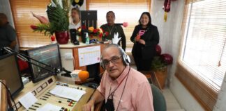 Minister Xiomara Maduro a duna reconocimento na Maikel J. Oduber conoci na radio como “Joe Hernandez”