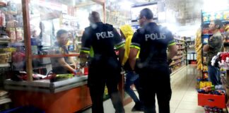 Hoben(17) pa di dos biaha kier a horta boter di rum, polis a bay cu ne warda